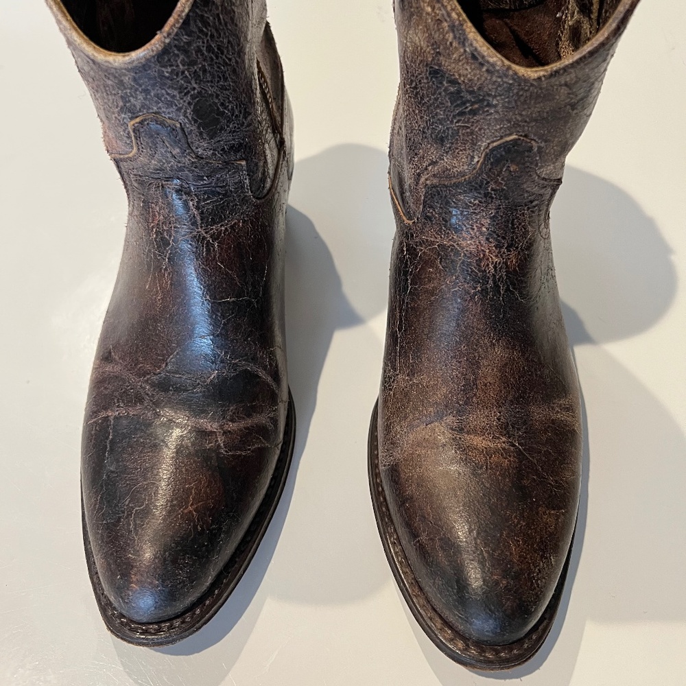 Billy Short - FRYE AND CO. - Brown - size 7 (FITS LIKE A 6 3/4)